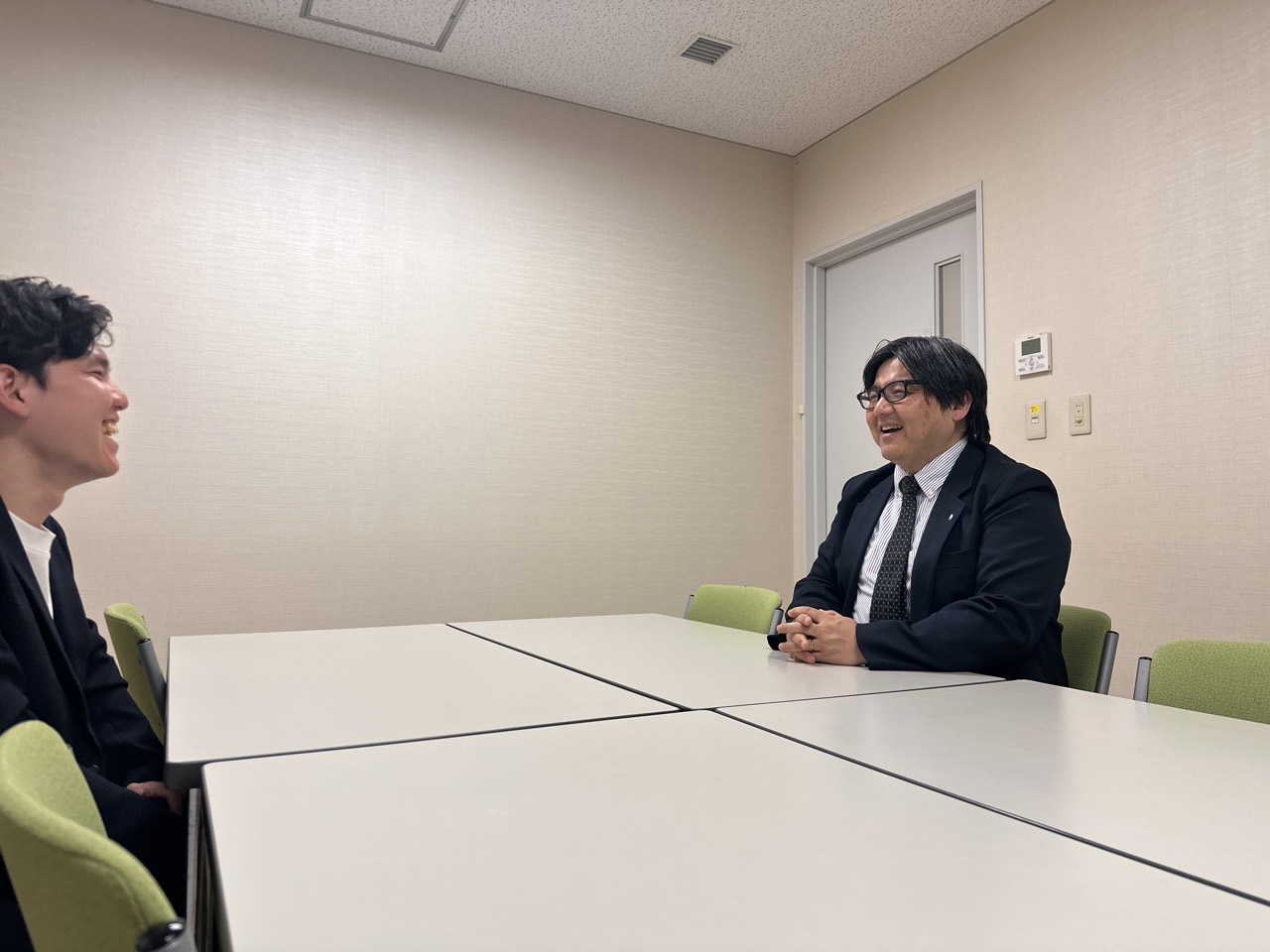 きっかけ株式会社・黒田と常翔学園・村上先生の対談の様子
