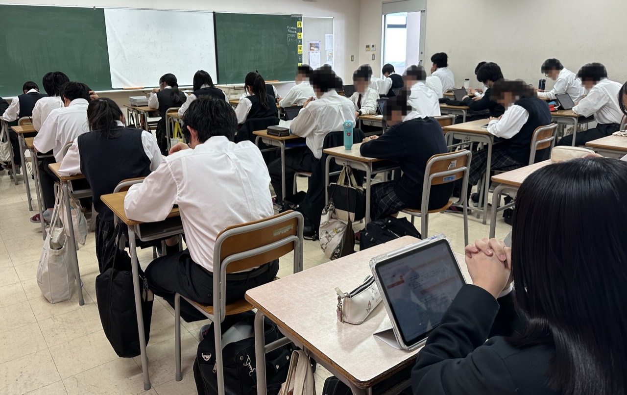 教室全体でAIキャリア面談に取り組む生徒たち