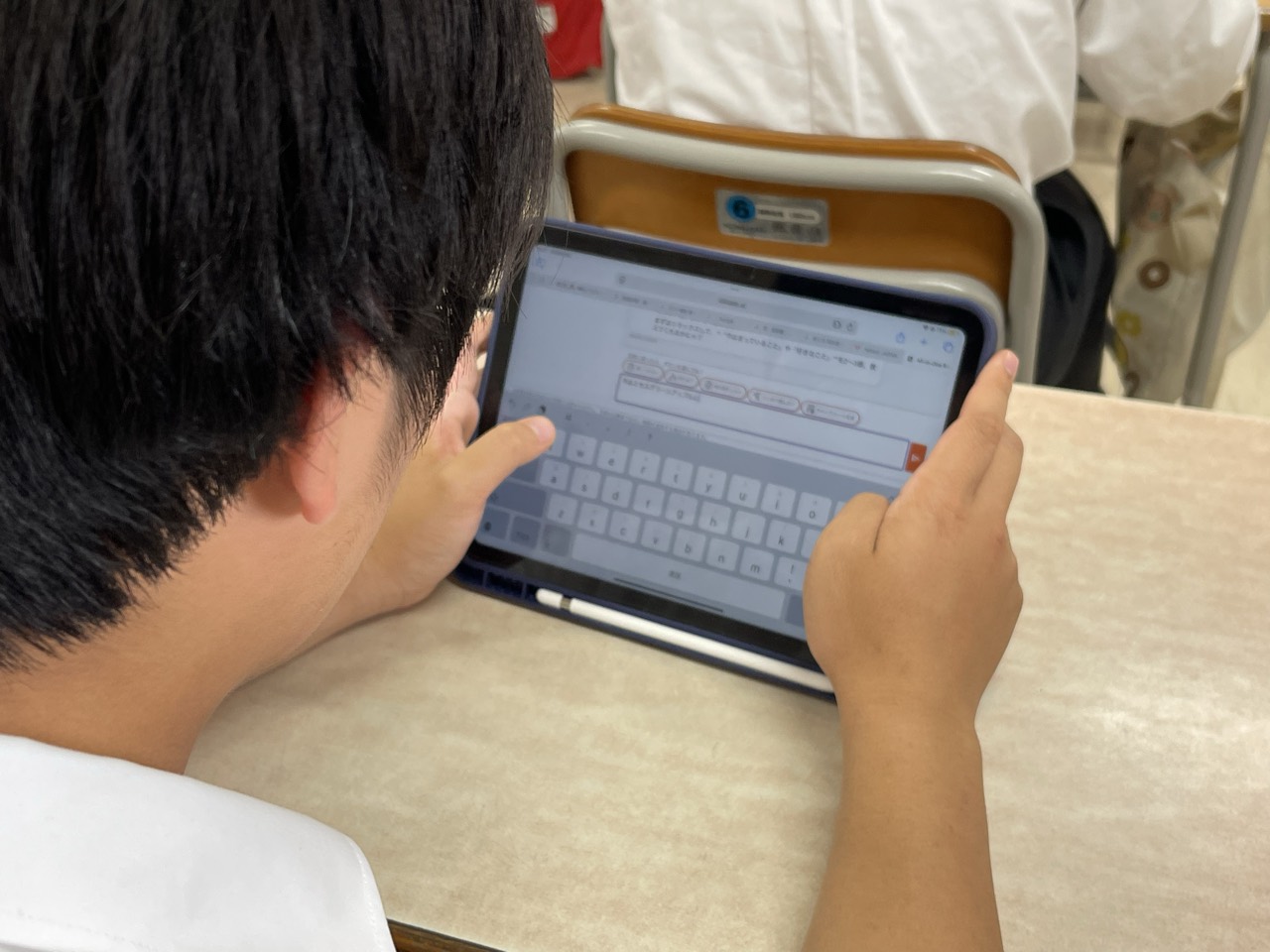 タブレットでAIキャリア面談に取り組む生徒の手元